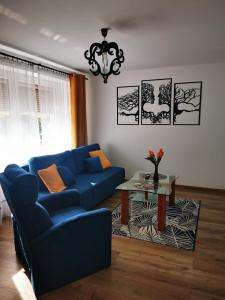 sala de estar con sofá azul y mesa en Under the Hill 1 en Bad Muskau