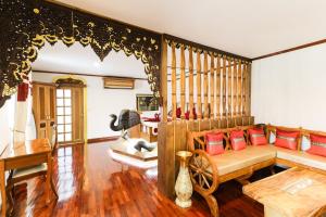 Olivier Boutique في شيانغ ماي: غرفة معيشة مع أريكة وطاولة