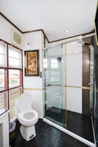 uma casa de banho com um WC e um chuveiro em Olivier Boutique em Chiang Mai