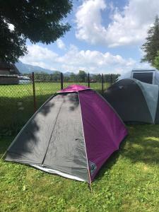 Fotografia z galérie ubytovania Camping Zakopane Willa Skoczek oferta nie dotyczy noclegu w pokoju ,w namiocie ręczniki woda mineralna , kołdra poduszki lub śpiwory v Zakopanom