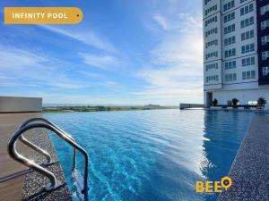 una piscina frente a un edificio en Amber Cove Impression City Melaka City Center 8 min to Jonker Street, en Melaka