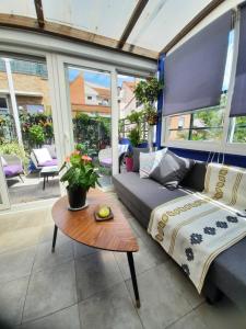 un soggiorno con divano e tavolo di Loft con jardin a Madrid