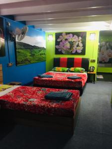 Postel nebo postele na pokoji v ubytování Lily Haven Hotel C-1