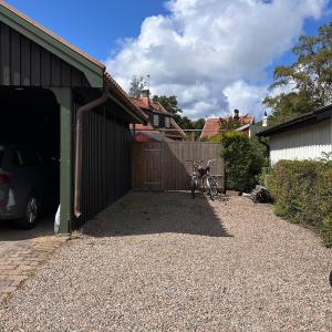una bicicleta estacionada en la entrada de un garaje en Havsbadens B&B, en Ängelholm