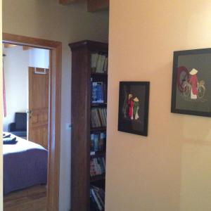 a room with a bed and a book shelf with books at B&B Bekersveld in Vlezenbeek