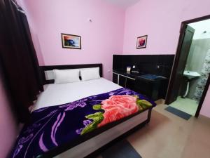 1 dormitorio con 1 cama con pared de color rosa en Goroomgo Jagannath Inn Puri Near Sea Beach, en Puri