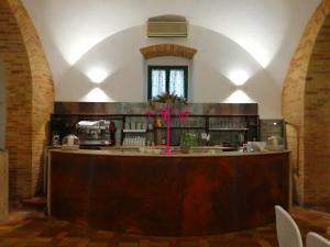 a kitchen with a bar in a room at IL CASALE B&B in Cupello