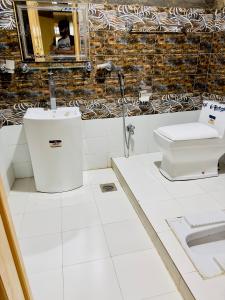 Ett badrum på Orgventure Resorts Skardu