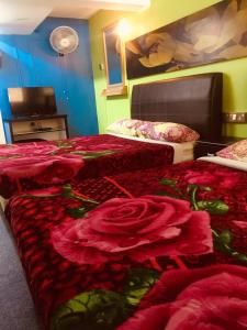 Postel nebo postele na pokoji v ubytování Lily Haven Hotel C-1