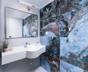卡拉馬基的住宿－Dream on，一间带水槽和镜子的浴室