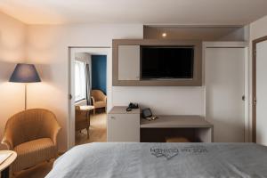 Een TV en/of entertainmentcenter bij Boutique Hotel 'Hof ter Duinen'
