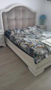 een bed in een slaapkamer met een wit bedframe bij Campus in Constanţa +10 foto's