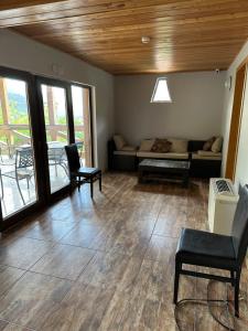 ein Wohnzimmer mit Sofa, Tisch und Stühlen in der Unterkunft Cors in Mestia in Mestia