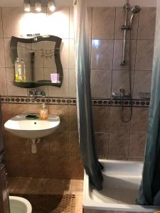 Kúpeľňa v ubytovaní Camping Zakopane Willa Skoczek oferta nie dotyczy noclegu w pokoju ,w namiocie ręczniki woda mineralna , kołdra poduszki lub śpiwory