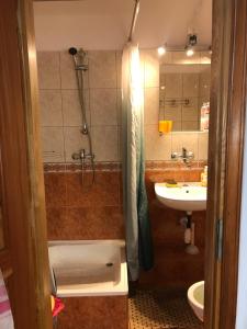 Kúpeľňa v ubytovaní Camping Zakopane Willa Skoczek oferta nie dotyczy noclegu w pokoju ,w namiocie ręczniki woda mineralna , kołdra poduszki lub śpiwory