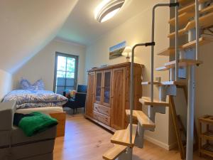 朗克維茨的住宿－Ferienhaus Mü，一间卧室设有双层床和螺旋楼梯。