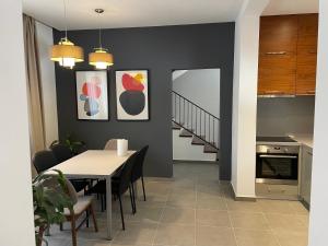 jadalnia i kuchnia ze stołem i krzesłami w obiekcie PINE HOUSE 2023 we Wlorze