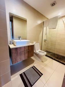 une salle de bain avec un lavabo et des toilettes dans l'établissement Vue sur le Parc Prestigia Fès, à Fès