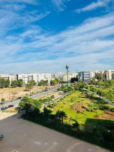 un parque en medio de una ciudad con edificios en Vue sur le Parc Prestigia Fès, en Fez