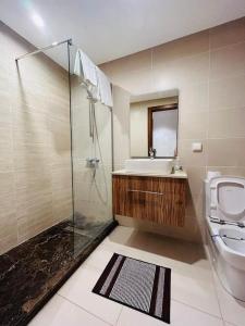 y baño con ducha, lavabo y aseo. en Vue sur le Parc Prestigia Fès, en Fez
