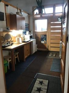 Kuchyňa alebo kuchynka v ubytovaní Camping Zakopane Willa Skoczek oferta nie dotyczy noclegu w pokoju ,w namiocie ręczniki woda mineralna , kołdra poduszki lub śpiwory