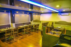S S RESIDENCY餐厅或其他用餐的地方
