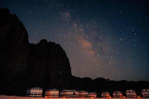 Gwiezdna noc z Drogą Mleczną w obiekcie Magic Bedouin Night w mieście Wadi Rum