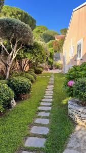 a stone path in a yard next to a house at Chez Virginie in Porto-Vecchio