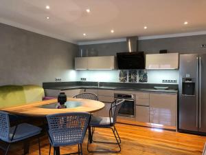 cocina con mesa de madera y sillas y comedor en Künstlerapartment Potsdam, en Potsdam