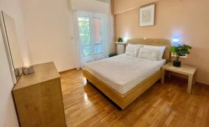 Llit o llits en una habitació de New City Apartment Neos Kosmos