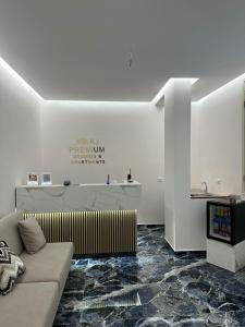 Una sala de estar con un sofá y un televisor. en Nikaj Premium Apart-Hotel, en Vlorë