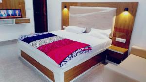Säng eller sängar i ett rum på SHREE ATITHI HIGHWAY HOTEL