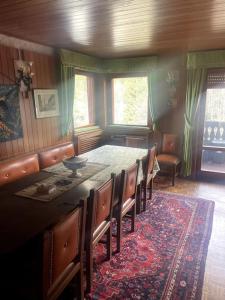 ein Esszimmer mit einem langen Tisch und Stühlen in der Unterkunft Raffinatezza a 50 m dalle piste in Champoluc