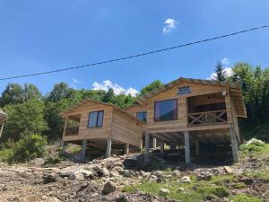 une maison en bois au sommet d'une colline dans l'établissement MESTIA COTTAGE TiME, à Mestia