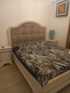 een bed in een slaapkamer met een deken erop bij Campus in Constanţa