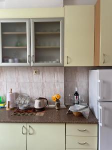 cocina con armarios blancos y encimera en Apartment Bacio en Petrovac na Moru