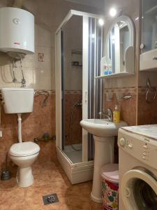 y baño con ducha, aseo y lavamanos. en Apartment Bacio en Petrovac na Moru