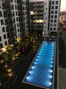 een uitzicht over een zwembad in een gebouw bij MySoho-Armadale,Gala City in Kuching