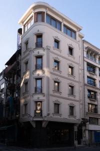 ein hohes weißes Gebäude mit vielen Fenstern in der Unterkunft Felicity Hotel İstanbul in Istanbul