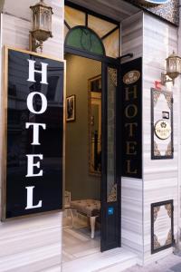 eine Ladefront mit einem Schild für das Hotel in der Unterkunft Felicity Hotel İstanbul in Istanbul