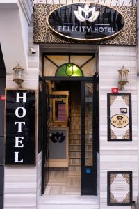 einen Eingang zu einem Hotel mit einem Schild über der Tür in der Unterkunft Felicity Hotel İstanbul in Istanbul