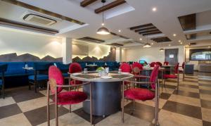 Treebo PL Grand, Vishakapatnam的休息区
