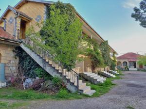 a building with stairs and ivy on the side of it at Akar Hotel in Ihlara