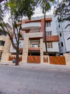 un edificio al lado de una calle en SS Mystic Apartotel, en Bangalore