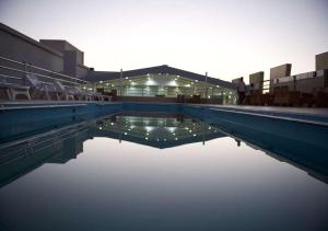 فندق لافيرا الرويبح Lavera Hotel في الرياض: تجمع المياه امام المبنى
