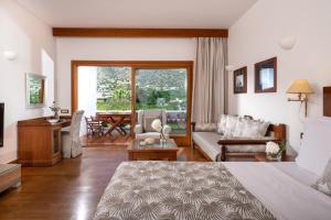 Кровать или кровати в номере Elounda Beach Hotel & Villas, a Member of the Leading Hotels of the World