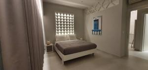 Schlafzimmer mit einem Bett und einem Fenster in der Unterkunft Irina Beach Hotel in Tigaki