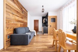 Ein Sitzbereich in der Unterkunft Apartament Witów