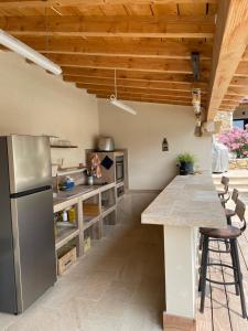 eine Küche mit einem Kühlschrank aus Edelstahl und einer Theke in der Unterkunft Chez Maggie in Saint-Gervais