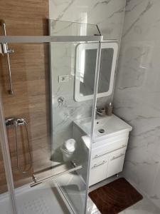 ボルシャにあるODAIA BUNICIIのバスルーム(シャワー、鏡付き洗面台付)